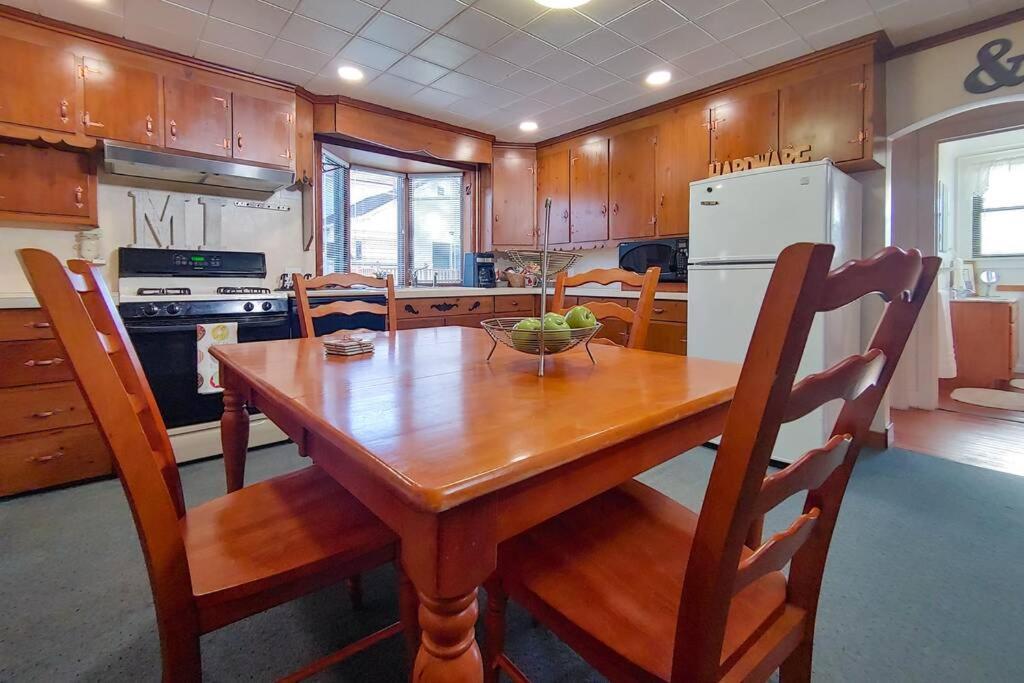 Huge Historic, W/Large Yard & Close To Beach Манисти Экстерьер фото